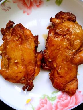 取出，在表面用刀划几刀即可。