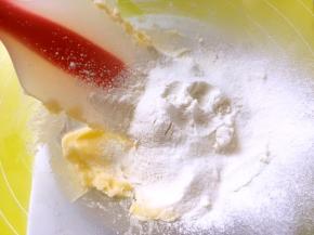 过筛低筋面粉搅拌均匀