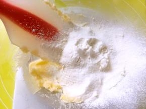 过筛低筋面粉搅拌均匀