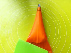 用刮棒将面糊向前推