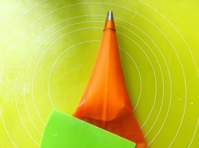 用刮棒将面糊向前推