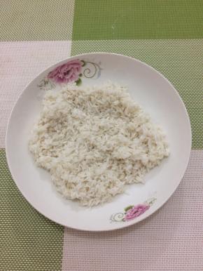  泡好的糯米捞出，捞一下水分装在盘子中