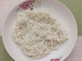  泡好的糯米捞出，捞一下水分装在盘子中