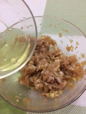 再倒入蛋清顺着一个方向，搅拌均匀备用