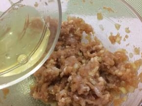 再倒入蛋清顺着一个方向，搅拌均匀备用