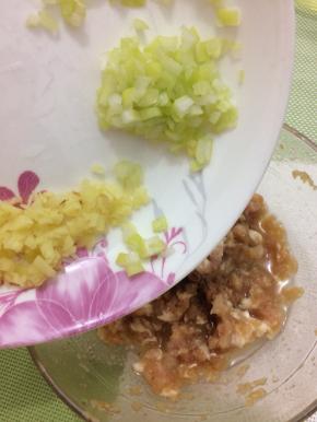 把生姜和大葱倒入肉馅中拌匀