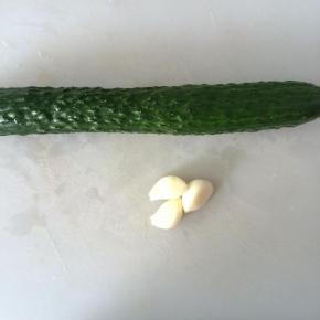 准备一根黄瓜，3瓣蒜。