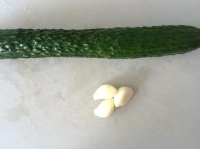 准备一根黄瓜，3瓣蒜。