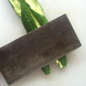 黄瓜用刀拍碎。