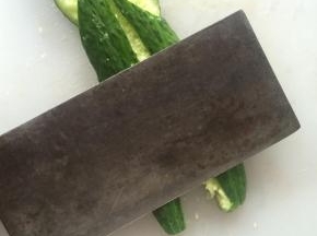 黄瓜用刀拍碎。