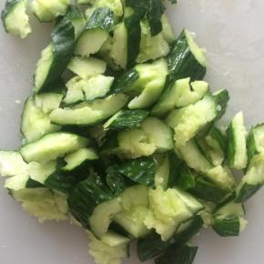 再将拍碎的黄瓜斜着切小块。