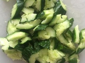 再将拍碎的黄瓜斜着切小块。