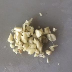 蒜切成末，也可以捣成泥。