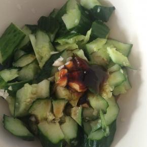 黄瓜中加入蚝油、香油、盐、蒜末、香醋搅拌均匀即可。