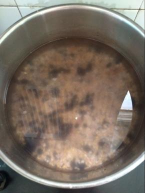 放入适量水，大火烧开