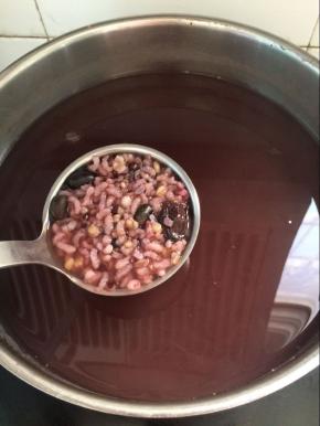 中火煮40分钟即可。