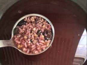 中火煮40分钟即可。