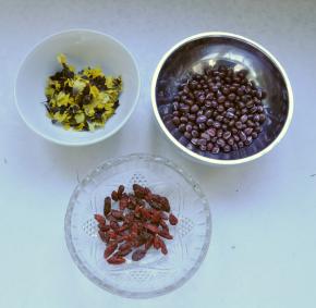 1、将红小豆、干菊花清洗干净待用，枸杞子洗净，用清水泡发。
