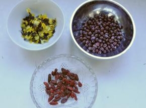 1、将红小豆、干菊花清洗干净待用，枸杞子洗净，用清水泡发。