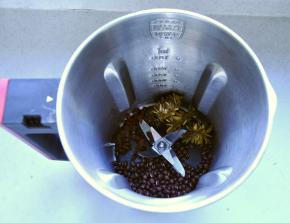 2、将洗好的红小豆、菊花和枸杞子一起放入豆浆机的杯体中