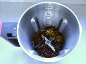 2、将洗好的红小豆、菊花和枸杞子一起放入豆浆机的杯体中