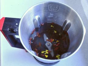 3、添加清水至1200ml处，将杯体放入豆浆机上。