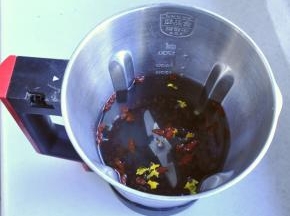 3、添加清水至1200ml处，将杯体放入豆浆机上。