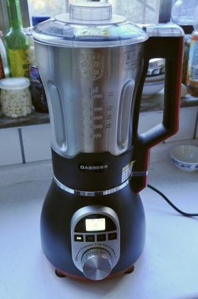 4、给豆浆机接通电源，按下豆浆键，启动开关按钮，煮至豆浆机发出“滴、滴”响声