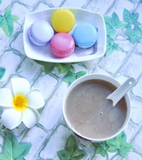 5、菊花枸杞红豆浆就做好了，按个人口味趁热加入适量的白糖或冰糖调味，不易吃糖者可用蜂蜜代替，不喜甜者可以不加糖，喝原味豆浆，配上自己做的马卡龙甜点，就是一顿美味、健康的早餐！