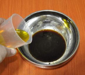 2、将红糖加入热水，搅拌至红糖熔解，把色拉油和盐倒入红糖水容器里