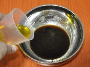 2、将红糖加入热水，搅拌至红糖熔解，把色拉油和盐倒入红糖水容器里