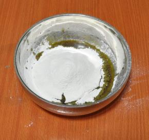 3、筛入泡打粉和低筋面粉