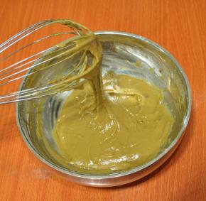 4、将其搅拌成均匀的面糊，挑起来呈倒三角形