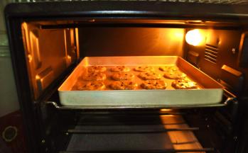 6、将烤盘放进180度预热好的烤箱中层，12分钟即可出炉，冷却后装袋密封保存