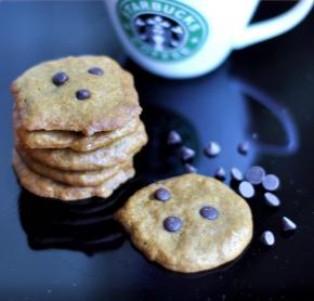 7、一款好吃的巧克力软曲奇就做好了。