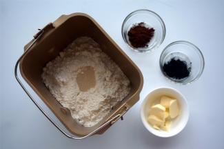 将除黄油、可可粉、竹炭粉外的食材按照先液体后固体的顺序放入面包机，启动揉面程序。