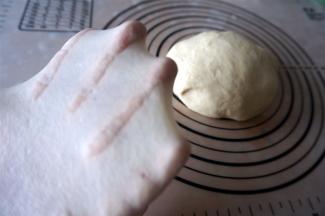 揉至面团能拉出柔韧的手套膜。