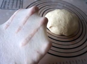 揉至面团能拉出柔韧的手套膜。