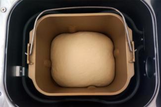 将面团放入面包机，启动发酵程序，发酵至两倍大。