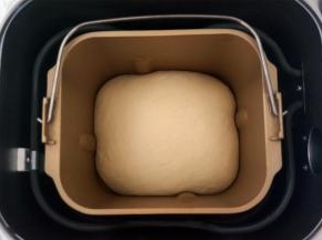 将面团放入面包机，启动发酵程序，发酵至两倍大。