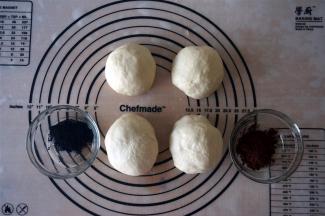 取出面团排气，将面团分成2份118克的面团，2份156克的面团。