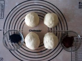 取出面团排气，将面团分成2份118克的面团，2份156克的面团。