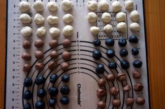 将6份松弛好的面团分别分成大大小小的12小份（无需等分），这样做出来的花纹更自然。继续盖上保鲜膜松弛15分钟。