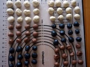 将6份松弛好的面团分别分成大大小小的12小份（无需等分），这样做出来的花纹更自然。继续盖上保鲜膜松弛15分钟。