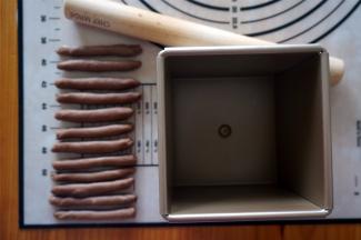 其他的可可面团也是一样的操作，全部卷好，盖上保鲜膜备用。