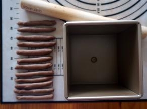 其他的可可面团也是一样的操作，全部卷好，盖上保鲜膜备用。