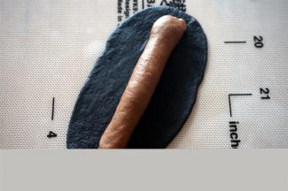 取一个竹炭面团，擀成相同长度的面片，不用太宽。