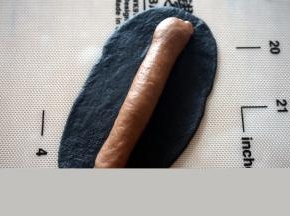 取一个竹炭面团，擀成相同长度的面片，不用太宽。