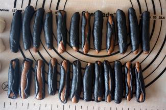 竹炭面片能包住可可面团约2/3的面积即可，另外做几个能完全包住的，这样出来的纹理更自然。