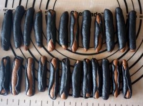 竹炭面片能包住可可面团约2/3的面积即可，另外做几个能完全包住的，这样出来的纹理更自然。